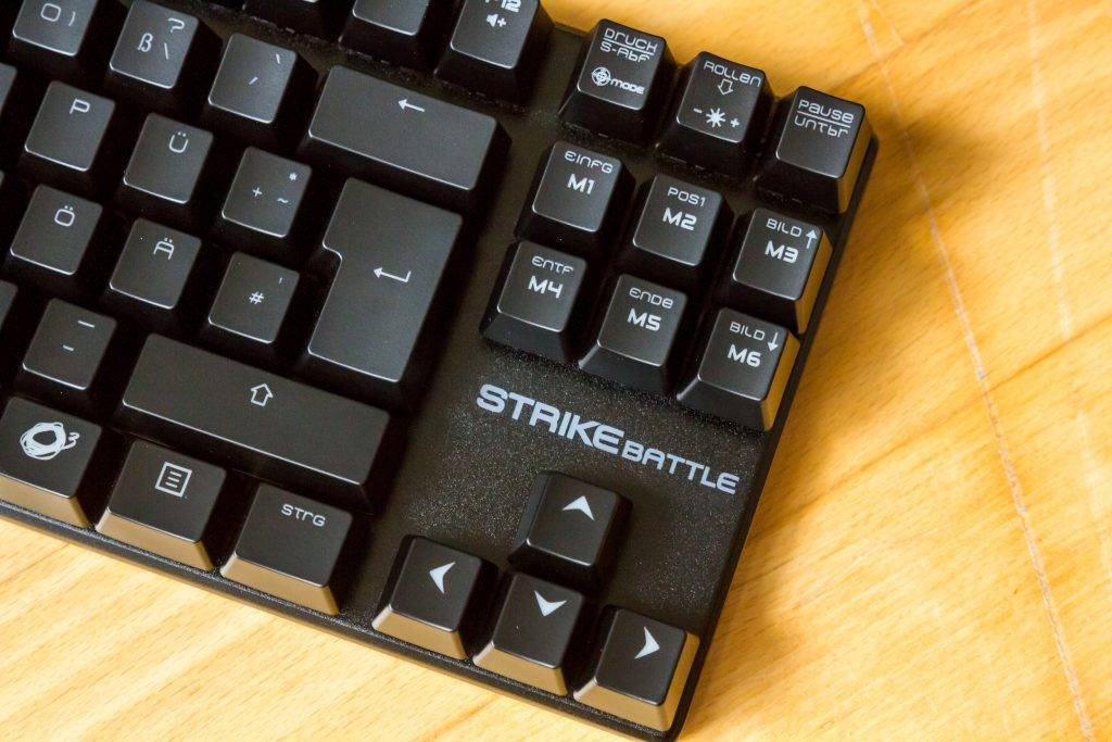 Die Oberfläche der Tastatur gestaltet sich strukturiert: Wirkt erstmal wie Plastik, ist aber Metall!